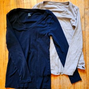 2 Gap Supersoft long sleeve tees, black/tan